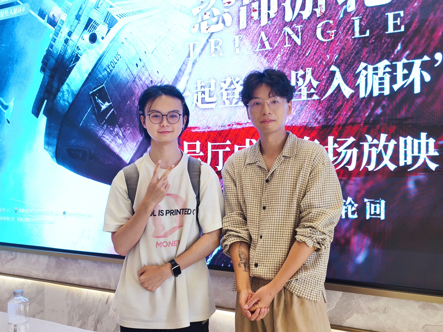 与影评博主三号厅检票员工合影